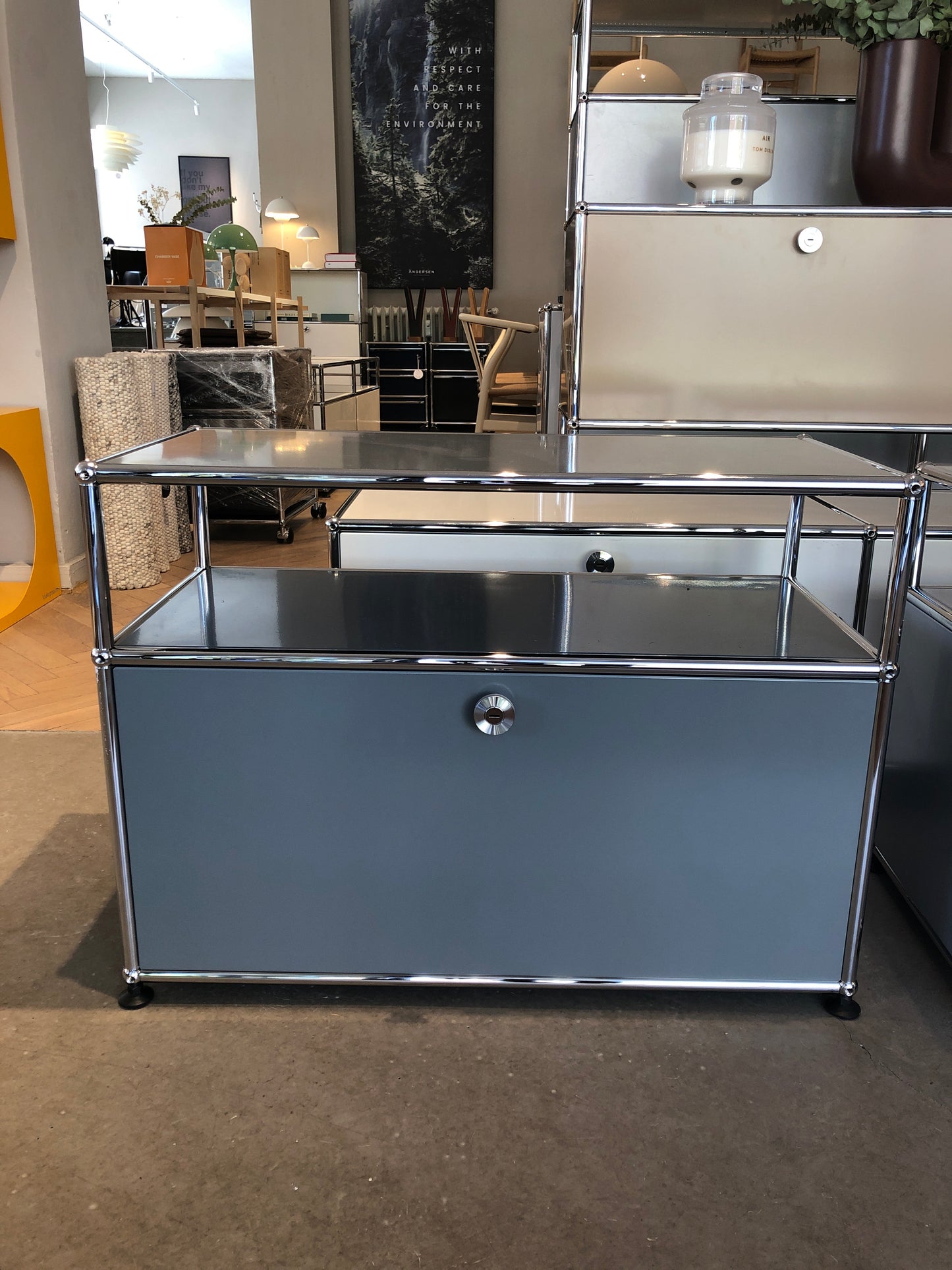 USM Haller Lowboard mit Aufbau, Klappe - mittelgrau
