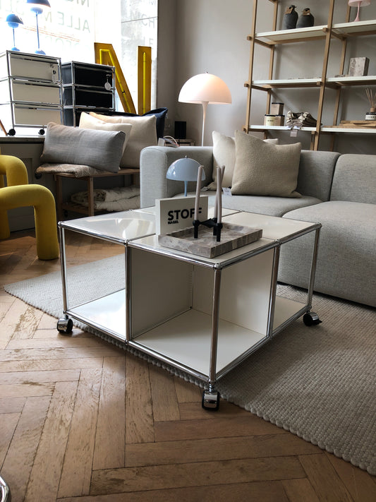 USM Haller Couchtisch, weiß mit Rollen