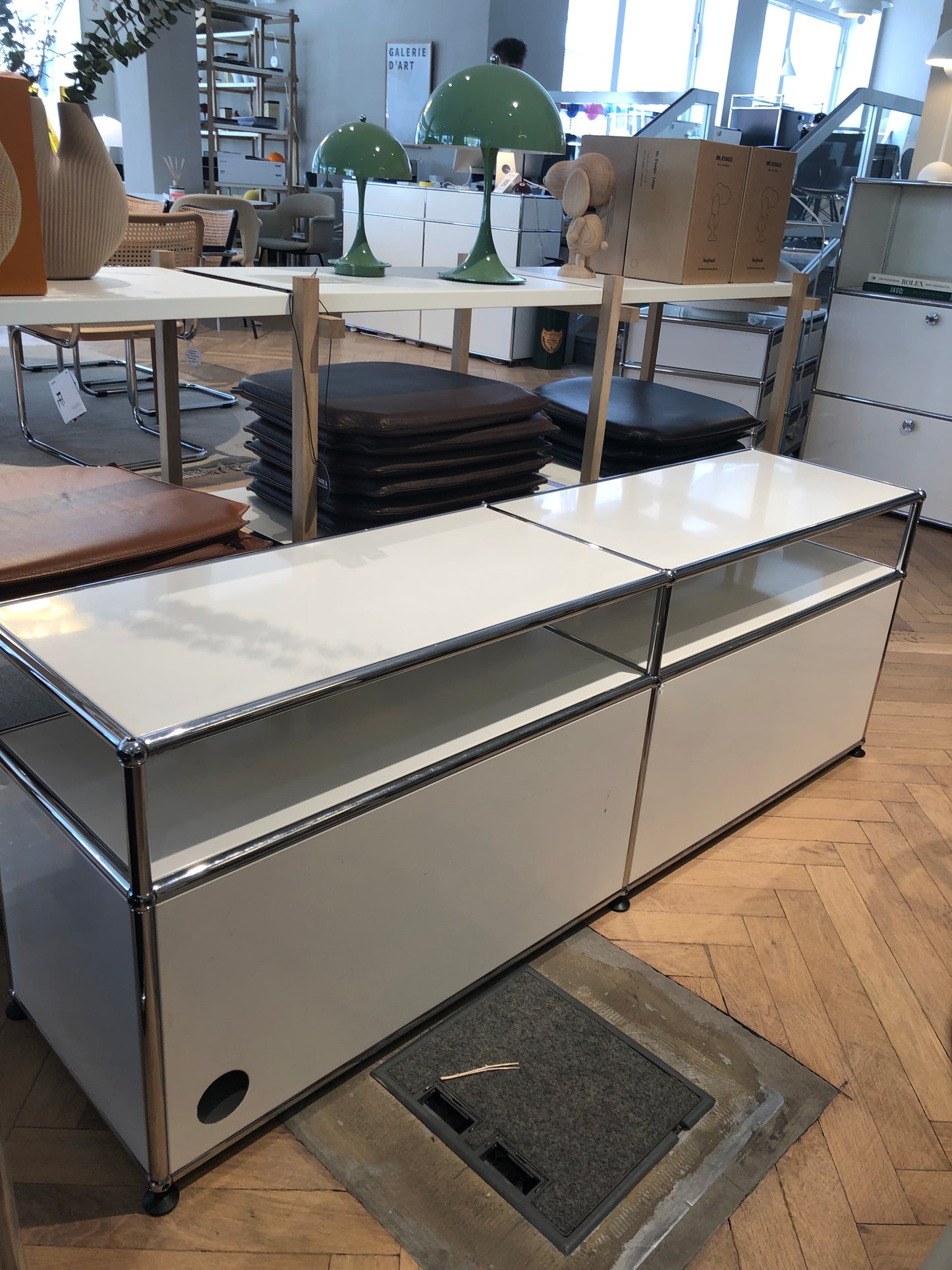 USM Haller, TV-Board mit Aufbau, 2x2, reinweiß
