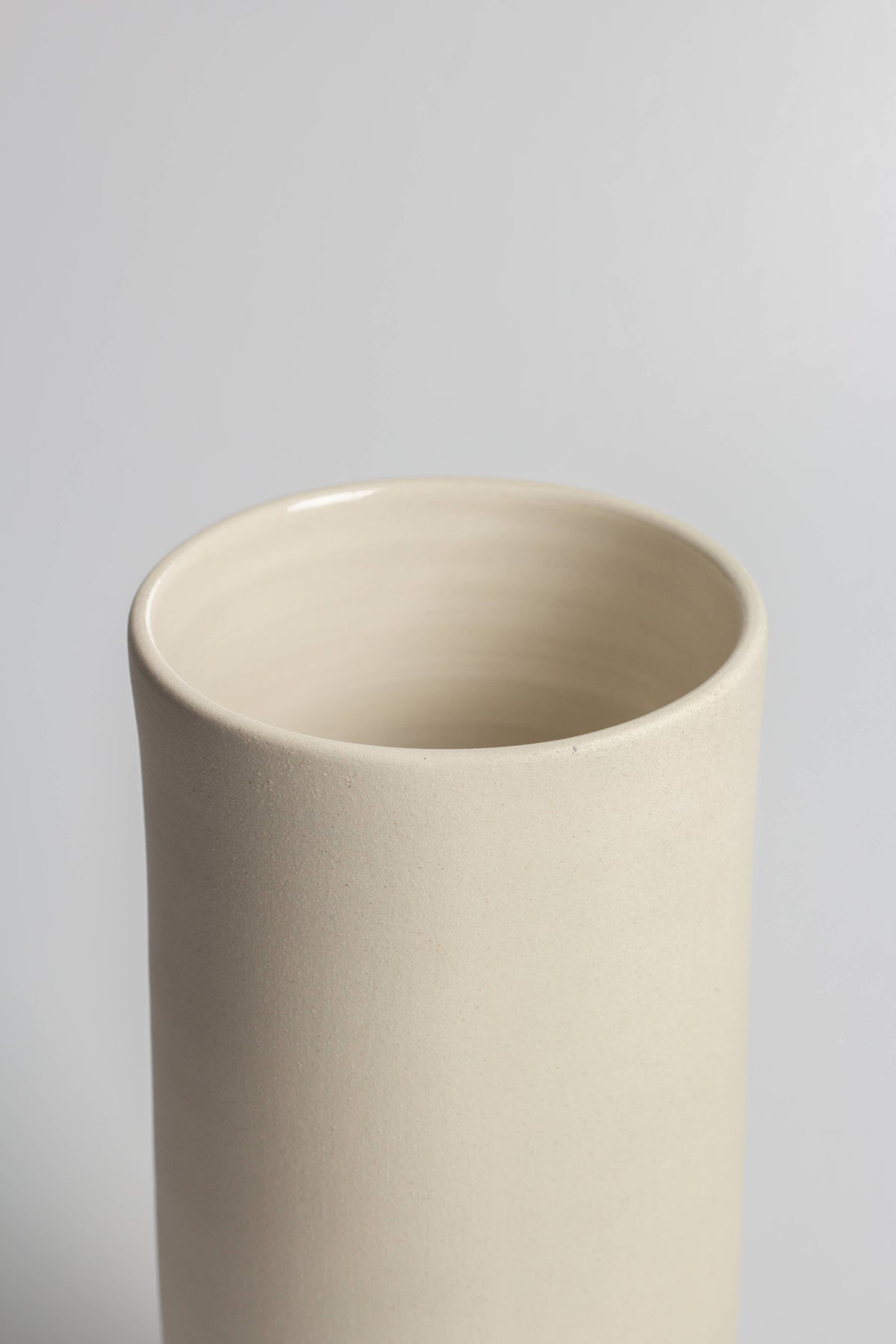 Sleek Elegante Vase aus Natursteinzeug – Perfekt für Blumen und Wohnkultur