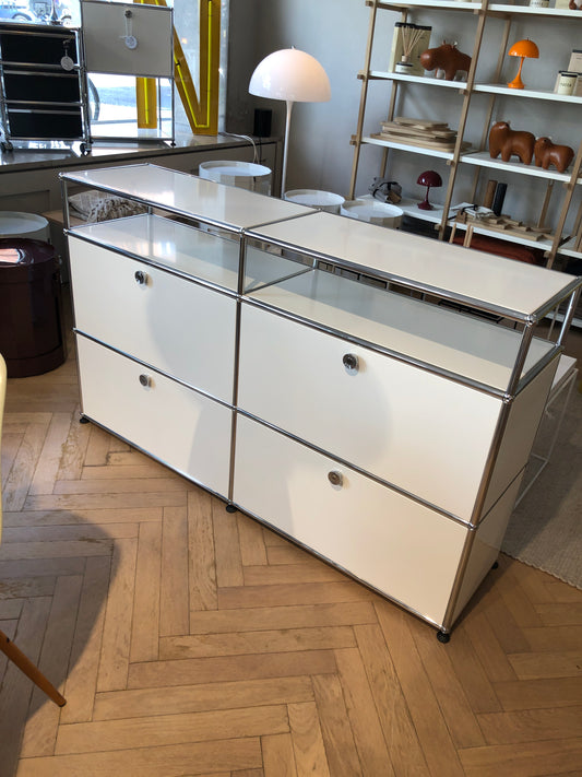 USM Haller 2x2 mit Aufbau - Klapptüren, reinweiß