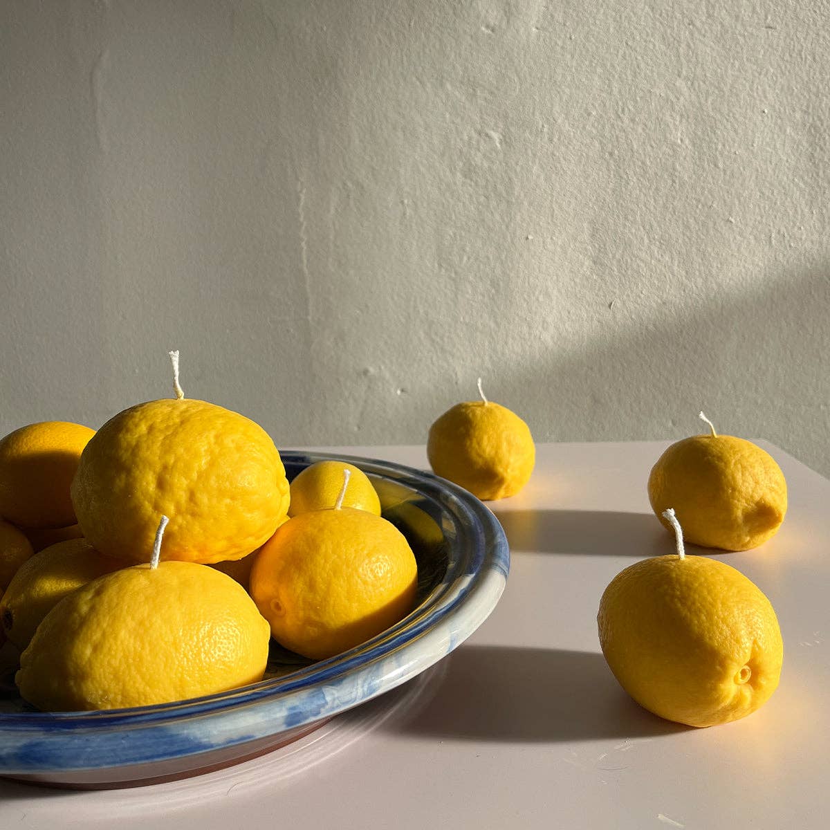 Große Kerze in Zitronenform: Lemon / Schale von Zitrusfrüchten / Einzelne Zitrone