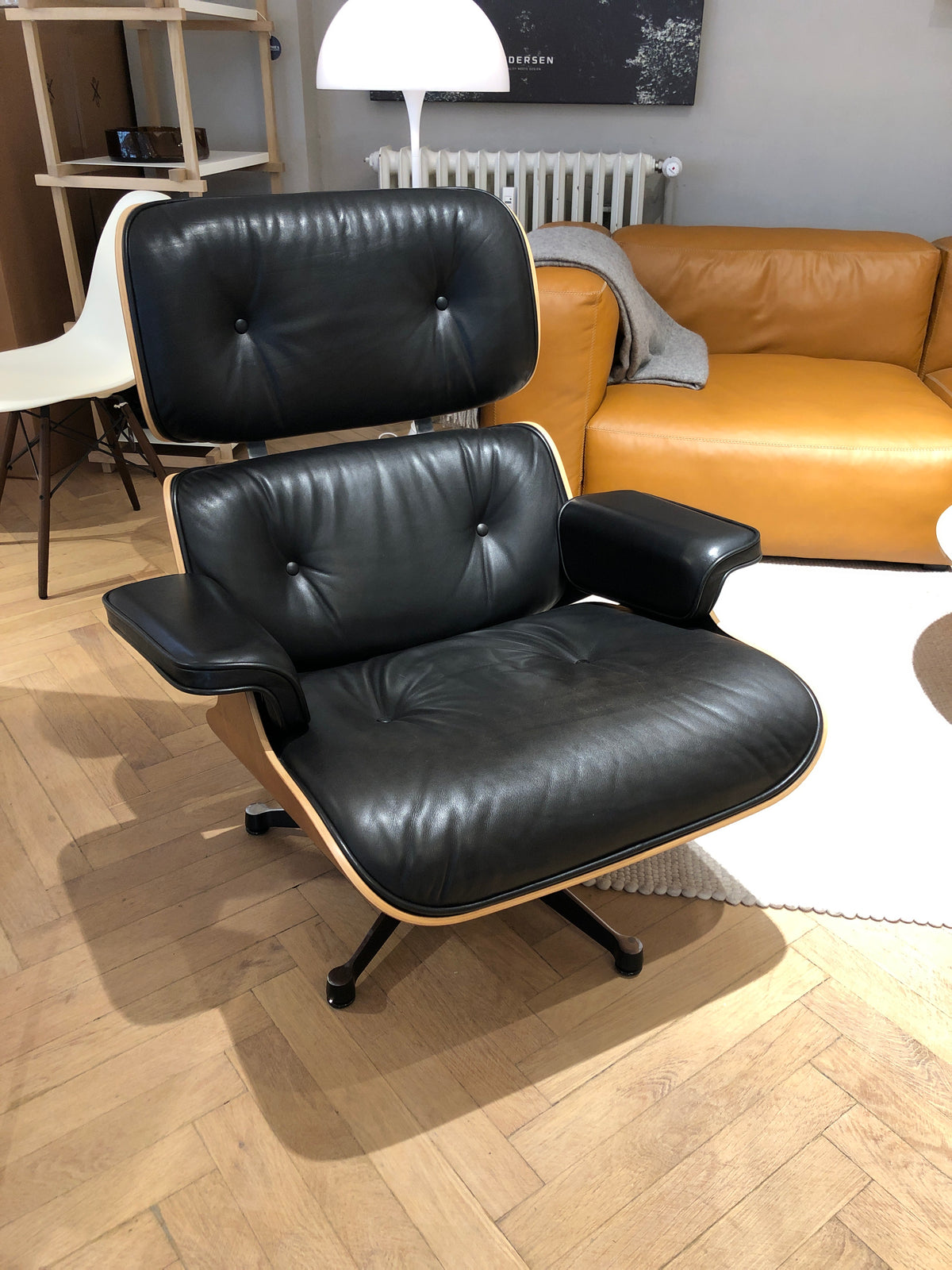 Vitra Lounge Chair XL Nussbaum + Leder schwarz + Ottoman