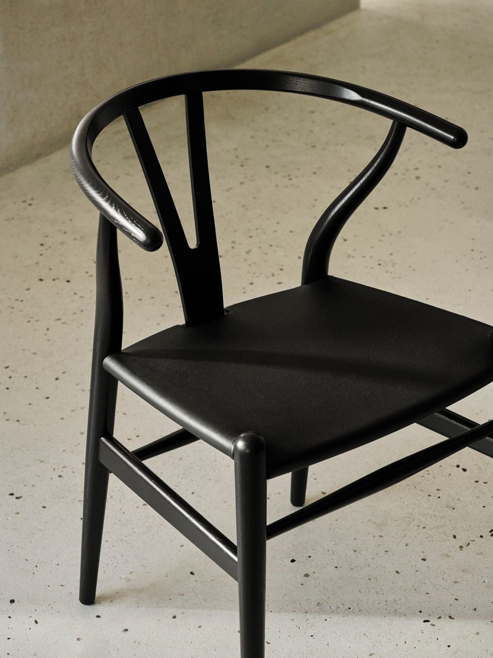 Carl Hansen & Søn CH24P Wishbone Chair – Eiche geschwärzt / thor 301 sand