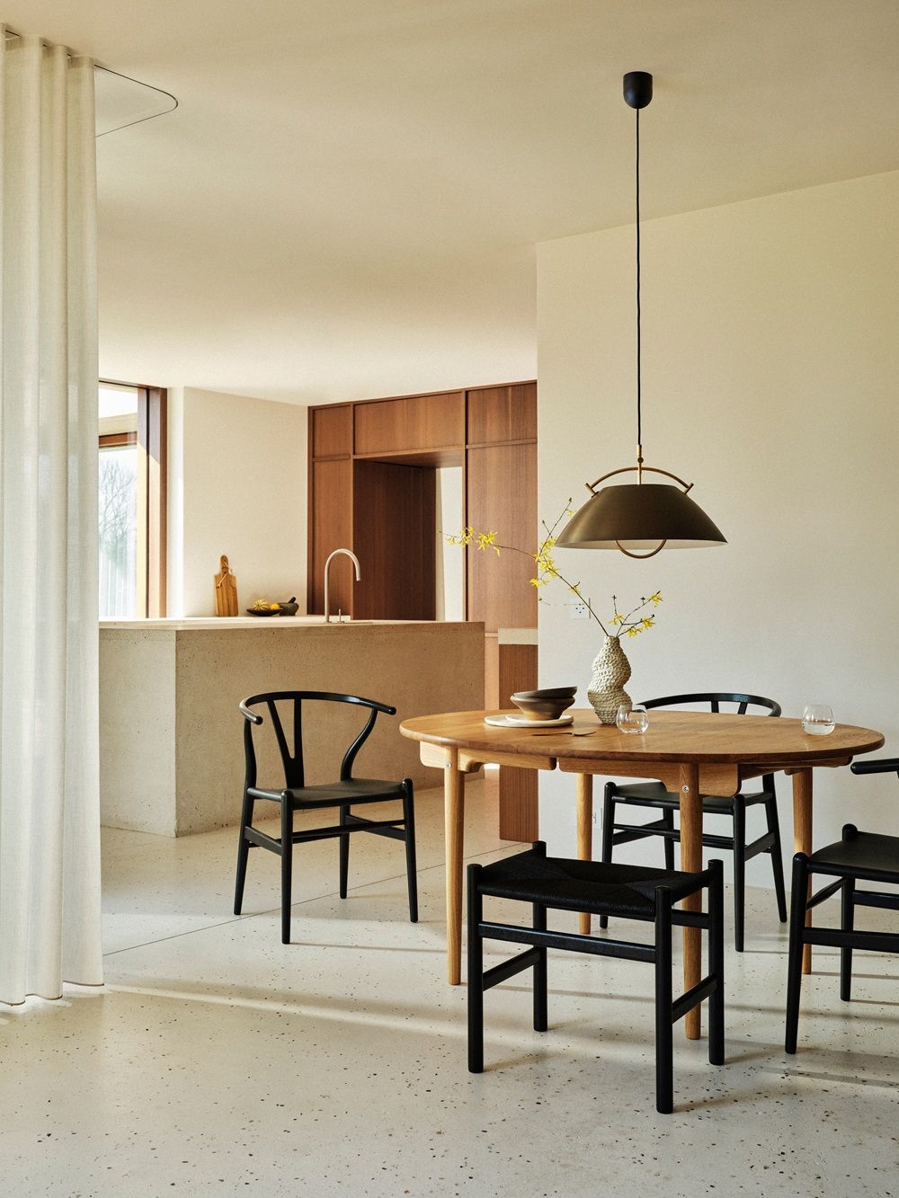Carl Hansen & Søn CH24P Wishbone Chair – Eiche geschwärzt / thor 301 sand