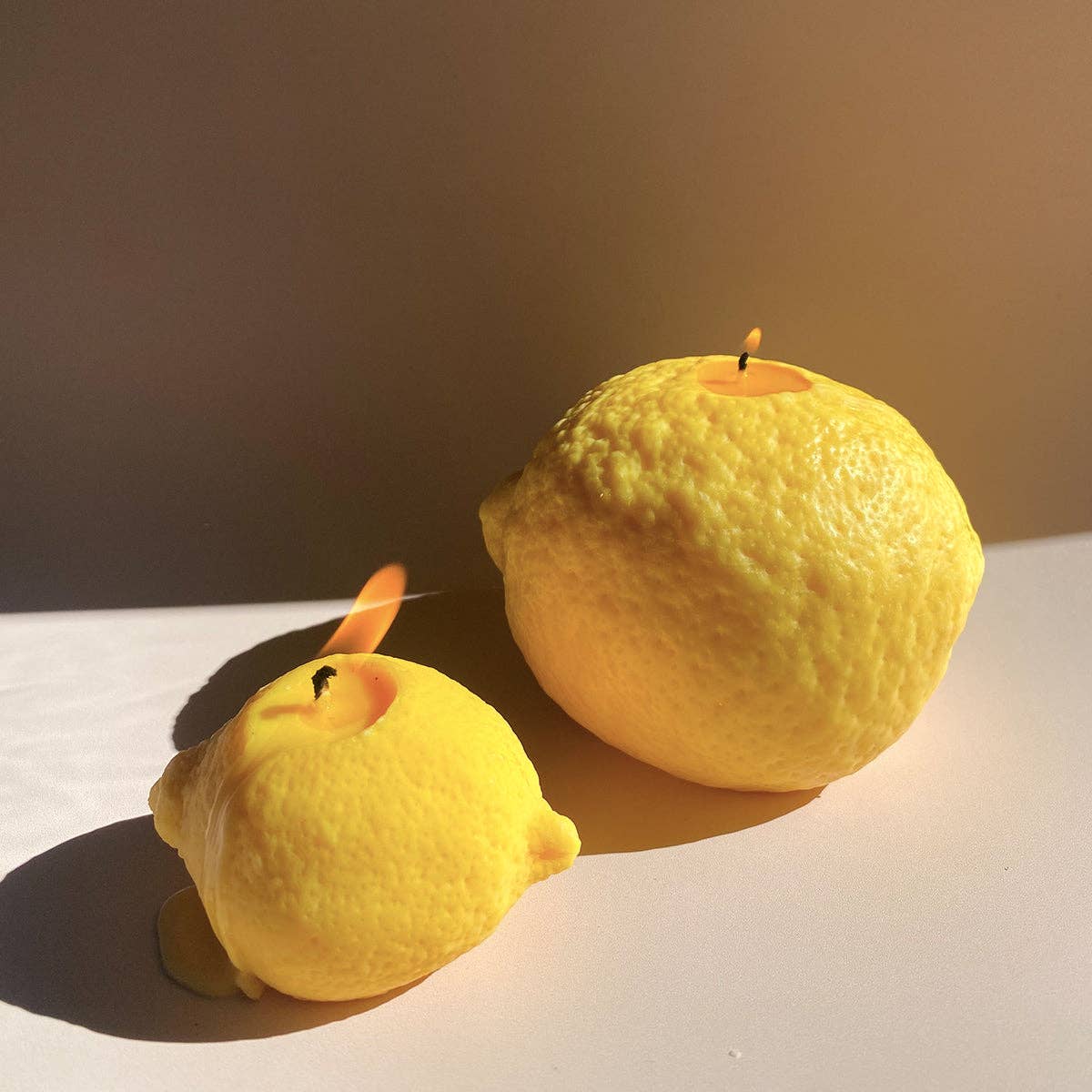 Große Kerze in Zitronenform: Lemon / Schale von Zitrusfrüchten / Einzelne Zitrone
