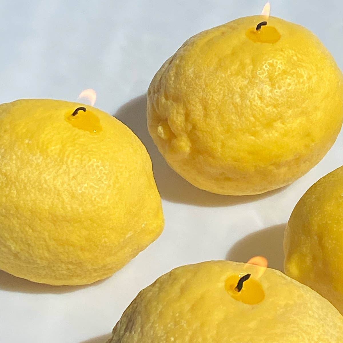 Große Kerze in Zitronenform: Lemon / Schale von Zitrusfrüchten / Einzelne Zitrone