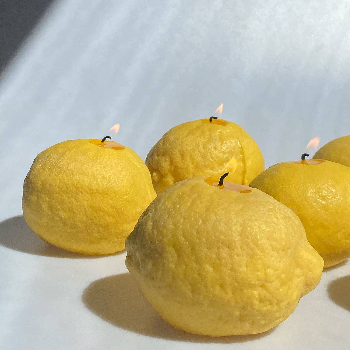Große Kerze in Zitronenform: Lemon / Schale von Zitrusfrüchten / Einzelne Zitrone