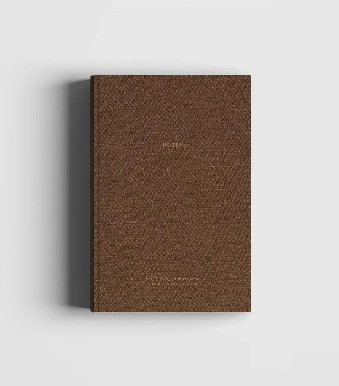 Notizbuch mit braunem Leinenbezug und goldenen Details