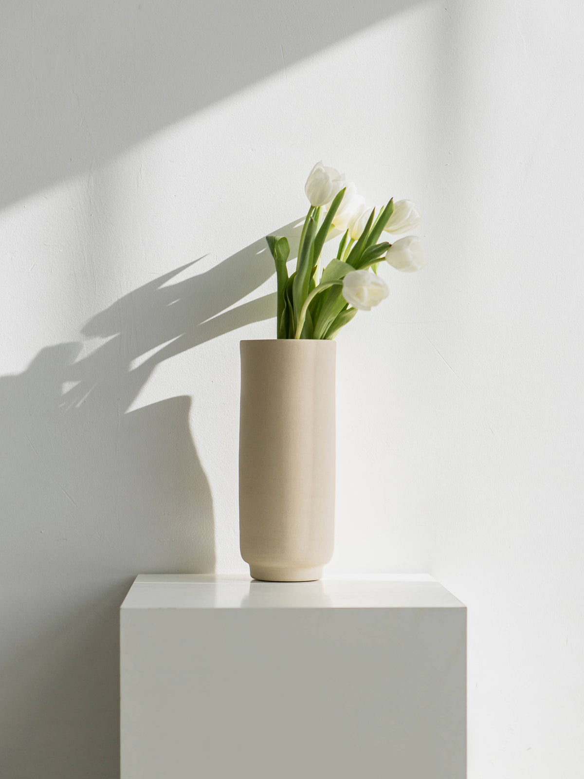 Sleek Elegante Vase aus Natursteinzeug – Perfekt für Blumen und Wohnkultur